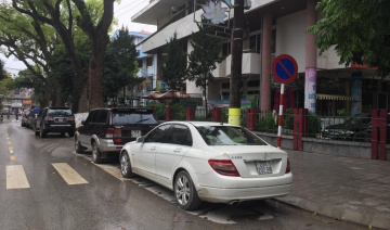 Vị trí nào không được dừng, đỗ ô tô trên đường bộ?
