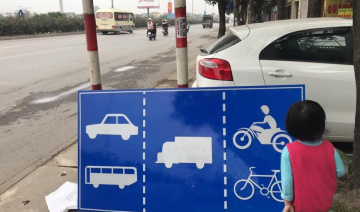 Ô tô con có được đi vào làn đường của xe khách không?
