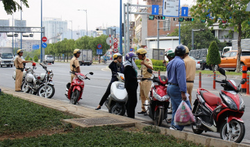 Mức phạt dừng, đỗ xe sai quy định đối với xe máy năm 2021 là bao nhiêu?