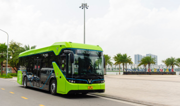 Tận mắt xem xe buýt điện VinBus chính thức vận hành tại Việt Nam