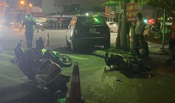 Ô tô càn quét hàng loạt phương tiện chờ đèn đỏ, 1 xe máy chui gầm