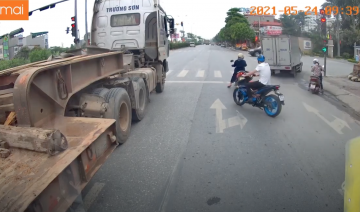 Góc ý thức: Taxi vô tư vượt đèn đỏ nhưng gây khó chịu hơn là còi