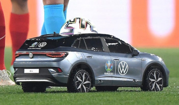 Trái bóng khởi động Euro 2020 được mang tới trên một chiếc xe đặc biệt gây tò mò