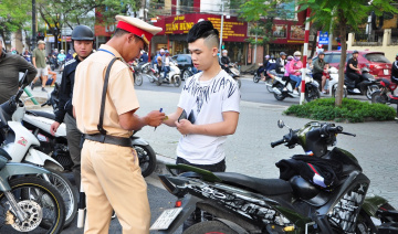 Sử dụng ô (dù) khi đi xe máy bị phạt bao nhiêu?