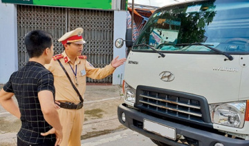 Mức xử phạt khi không niêm yết thông tin trên xe ô tô tải là bao nhiêu?