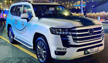 Cận cảnh dàn xe Toyota Land Cruiser 2022 "tuần tra" trên đường phố Dubai