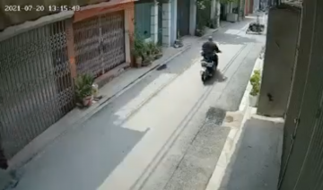Xe máy chạy "bạt mạng" trong ngõ và cái kết