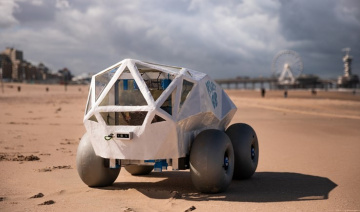 Kinh ngạc với robot tự động nhặt thuốc lá trên bãi biển
