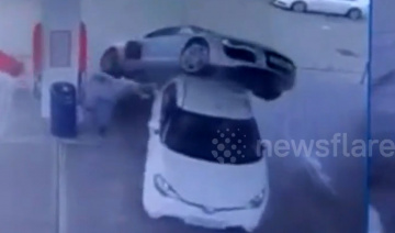 Nữ tài xế lái Audi vọt lên nóc chiếc ô tô đang đổ xăng