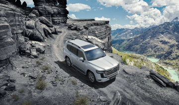 Giá lăn bánh xe Toyota Land Cruiser 2022