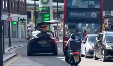 Tesla Model X gãy cửa cánh chim vì tài xế chơi ngông
