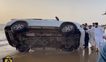 Tài xế Toyota Fortuner thể hiện kĩ năng lái xe trên cát và cái kết "nhớ đời"