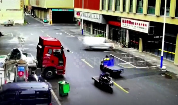 Ô tô lao như tên bắn đâm xuyên cửa hàng vì tài xế nhầm chân ga