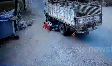 Hai quái xế đầu trần khoe tốc độ mất hút trong gầm xe tải