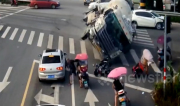 Khoảnh khắc xe trộn bê tông vượt đèn đỏ và hậu quả kinh hoàng