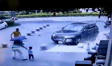 Ô tô điên càn quét bãi đỗ xe, 1 người nhập viện