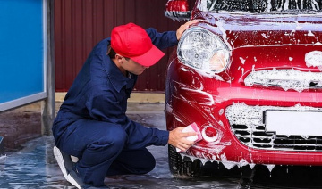Rửa xe ô tô sau khi đi mưa nên hay không?