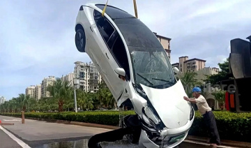 Nữ tài xế lái Tesla đâm xuyên lan can lao xuống mương