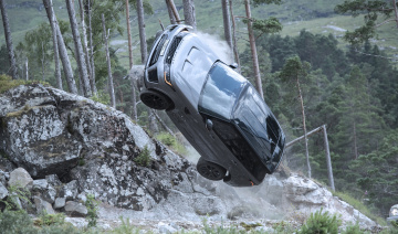 Range Rover Sport SVR và cảnh quay khốc liệt trong phim James Bond mới