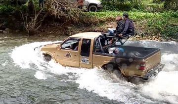 Cái kết đắng cho cô gái ngồi chênh vênh trên nóc xe bán tải băng qua sông