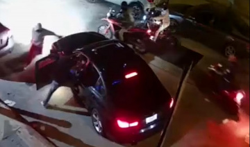 Xe sang BMW vừa ra khỏi bãi đỗ bị băng cướp tấn công chớp nhoáng
