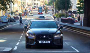 Cuộc rượt đuổi Jaguar XF đầy gay cấn vì cặp vé xem ‘No Time To Die'