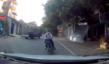 Xe máy điện thình lình xuất hiện tông thẳng đầu ô tô