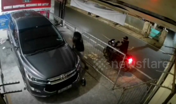 15 giây, trộm "thổi bay" đôi gương xe Toyota đỗ trong sân nhà