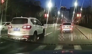 Pha băng qua đường khiến tài xế khóc thét