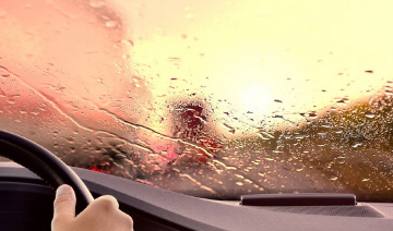 Xử lý như thế nào khi xe ôtô bị mờ kính, nhòe gương khi đi trời mưa?