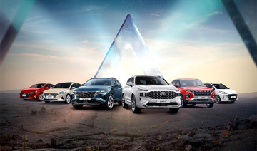 Ba khách hàng lái thử xe Hyundai trúng cặp vé xem World Cup 2022