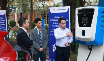Trường Đại học công lập đầu tiên tại Hà Nội lắp đặt trạm sạc ô tô điện