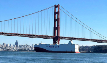 Tàu chở 999 xe VinFast VF 8 qua khu vực cầu Cổng Vàng chuẩn bị cập bến California