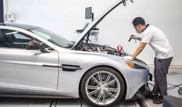 Người đi Aston Martin tại Việt Nam được hỗ trợ khẩn cấp trên đường