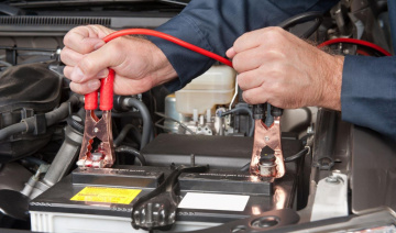 Cách khởi động xe khi bình ắc quy hết điện