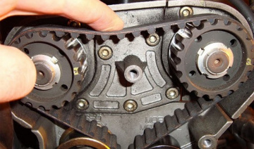 Thay dây curoa cam ô tô, những dấu hiệu nhận biết