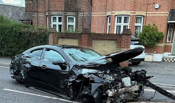Mercedes vọt lên không trung lao xuống đâm nát xe Volvo