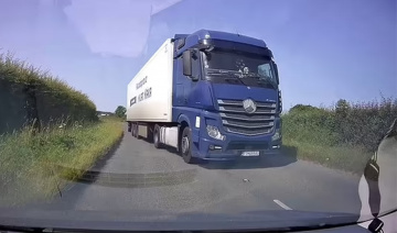 Cú đánh lái thoát tử thần ở tốc độ gần 100 km/h