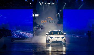 100 xe VinFast VF8 đầu tiên được bàn giao tới tay khách hàng Việt