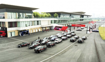Lái xe Mercedes-Benz trên đường đua F1 Hà Nội