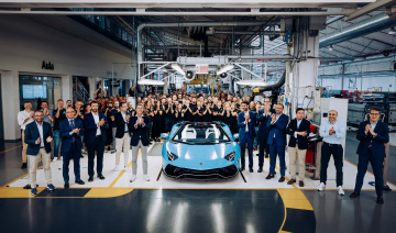 Lamborghini Aventador cuối cùng xuất xưởng, kết thúc kỷ nguyên chạy xăng của hãng siêu xe Ý
