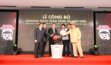 Honda Việt Nam trao tặng hơn 600.000 mũ bảo hiểm cho học sinh lớp 1 và lớp 2