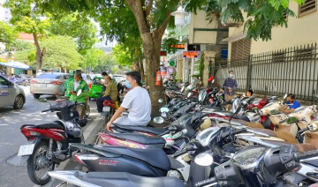 Trông giữ xe trái phép ở vỉa hè bị xử phạt bao tiền?