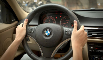 Cách cầm vô lăng trong quá trình điều khiển xe