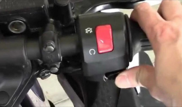 Vì sao bấm nút đề nhưng không khởi động được xe máy?