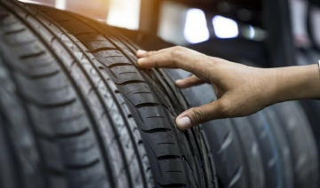 Vì sao lốp ô tô không thủng nhưng vẫn bị xuống hơi