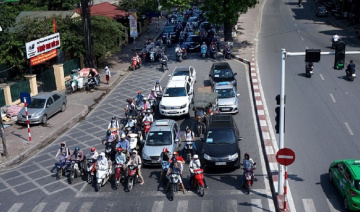 Lỗi dừng đèn đỏ sai làn đường bị phạt bao nhiêu tiền?