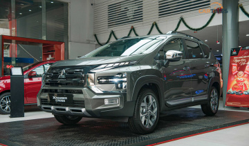 Cận cảnh Mitsubishi Xpander Cross 2023 tại đại lý: nâng cấp trang bị, giá tăng nhẹ