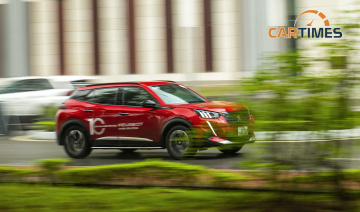 Khách hàng trực tiếp cầm lái xe Peugeot tại Hà Nội