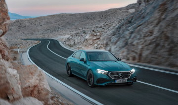 Mercedes-Benz E-Class 2024 trình làng: thừa hưởng nhiều từ EQ, dùng được cả Tiktok